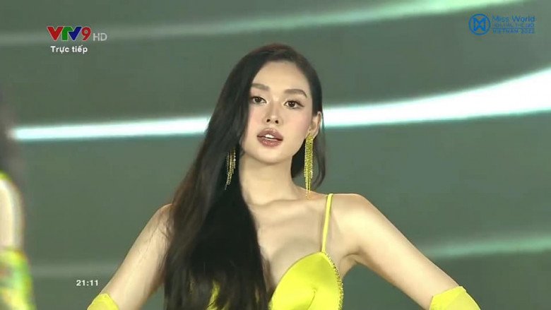 Tường San - nàng hậu theo chồng về dinh và sinh con sớm nhất lịch sử làng hương sắc khiến toàn bộ quan khách cũng như khán giả phải trầm trồ vì quá xuất sắc. Visual của nàng á hậu rất xinh đẹp, sau sinh nhan sắc này lại thêm phần mặn mà hơn.