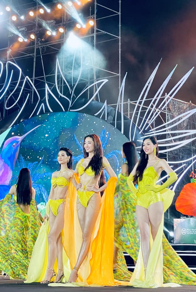 Cả 3 người đẹp tông xuyệt tông trang phục áo tắm màu vàng. Mẹ bỉm Tường San sau sinh chưa lâu cũng đã comeback với bộ cánh dáng body suit.