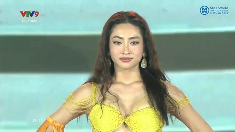 Trình catwalk của Lương Thuỳ Linh có lẽ không có gì để bàn cãi. Hình thể của người đẹp so với trước cũng đã có nhiều tiến bộ khi thắt eo nhỏ đi rất nhiều. Thế nhưng, có gì đó không ổn với layout make up này của Hoa hậu Thế giới Việt Nam 2019!