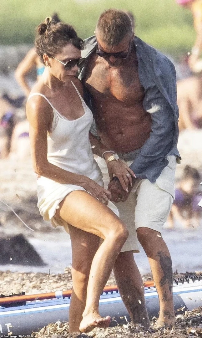 Victoria được ông xã bế bổng vào bờ.