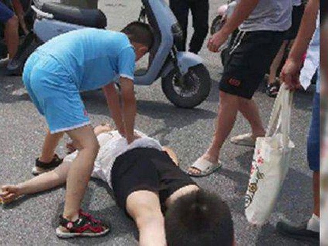 Bình tĩnh cứu mẹ bị tai nạn, cậu bé 9 tuổi được khen như người hùng