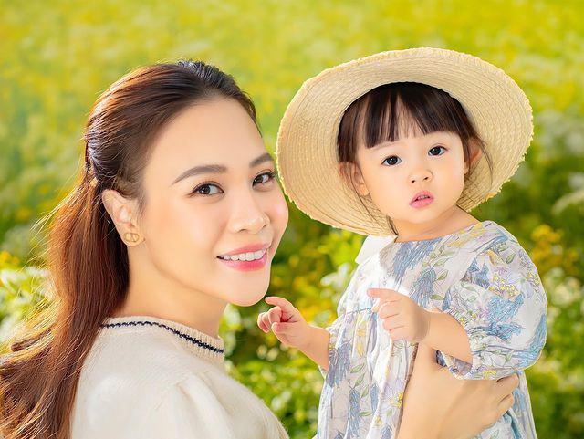 Bị mẹ Đàm Thu Trang bắt chụp hình quảng cáo, con gái Cường Đôla khó chịu ra mặt, tay giật phăng áo - 6