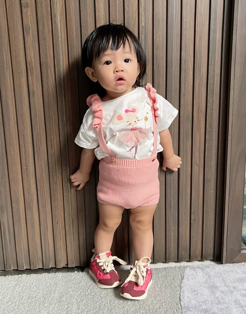 Bị mẹ Đàm Thu Trang bắt chụp hình quảng cáo, con gái Cường Đôla khó chịu ra mặt, tay giật phăng áo - 14