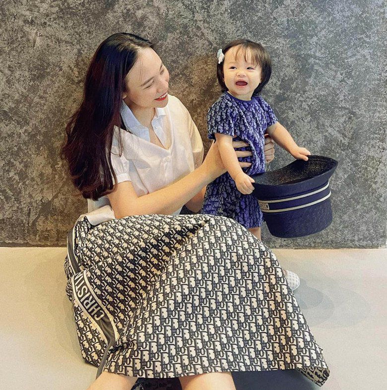 Bị mẹ Đàm Thu Trang bắt chụp hình quảng cáo, con gái Cường Đôla khó chịu ra mặt, tay giật phăng áo - 10