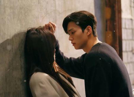 Người phụ nữ cảm thấy rung rinh khi được trai trẻ bày tỏ tình cảm. (Ảnh minh họa)