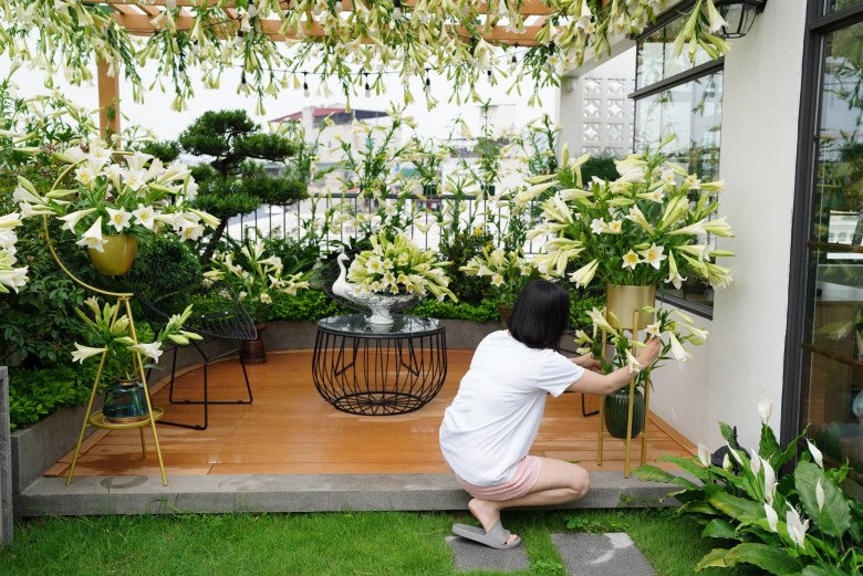 Mẹ đảm Hà Nội vác 2000 bông hoa loa kèn lên tầng 4, biến ban công thành vườn hoa đẹp mê ly - 6