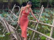 Thời trang - Mặc đầm ôm bó mà đi cầu khỉ, người đẹp Nghệ An chật vật qua cầu