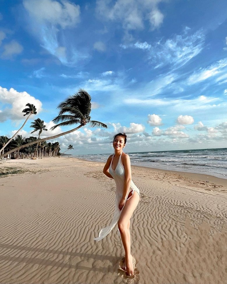 Nữ diễn viên quê Đồng Tháp mặc váy đục lỗ đi tắm biển, hack dáng nhờ chi tiết xẻ tà cao - 1