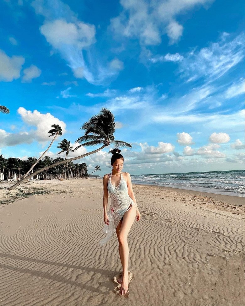 Nữ diễn viên quê Đồng Tháp mặc váy đục lỗ đi tắm biển, hack dáng nhờ chi tiết xẻ tà cao - 4