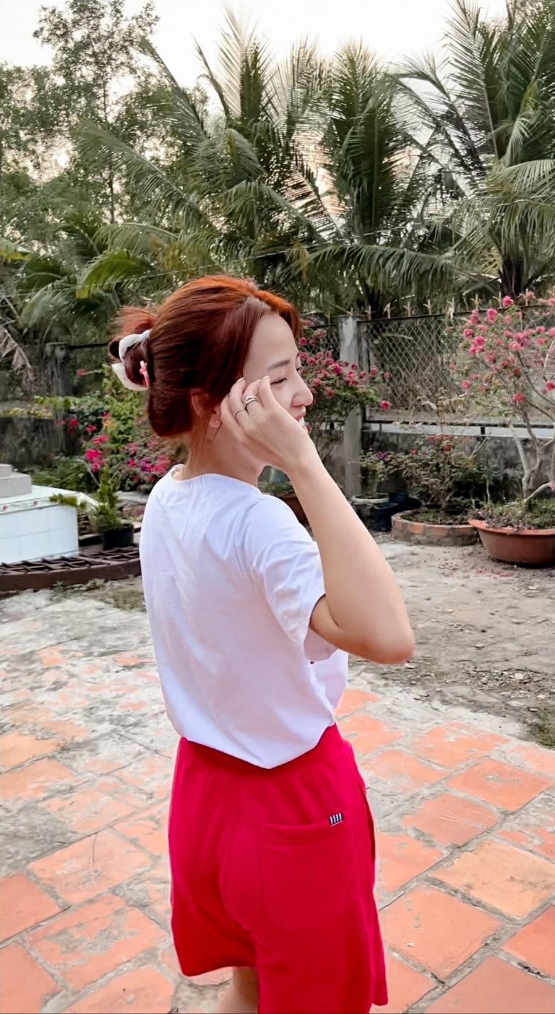 Nữ diễn viên quê Đồng Tháp mặc váy đục lỗ đi tắm biển, hack dáng nhờ chi tiết xẻ tà cao - 9