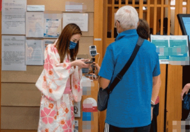 Nữ diễn viên giờ làm phục vụ tại quán đồ ăn của Nhật Bản.