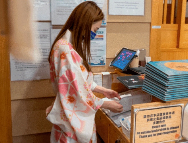 Lương Ân xin mãi mới được công việc làm phục vụ tại nhà hàng.