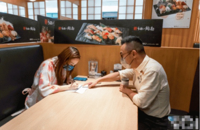 Ông chủ từng không muốn nhận cô cho đến khi thấy nữ diễn viên nhiệt tình với công việc.