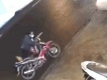  Clip: Người đàn ông tung cước hạ gục tên trộm như phim hành động 