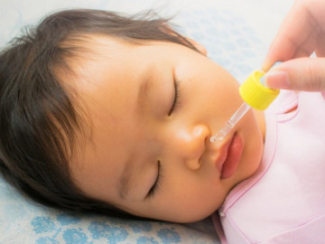 Trẻ bị nghẹt mũi khó thở khi ngủ và cách xử lý