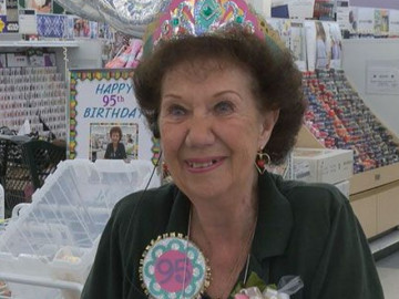 Cụ bà 100 tuổi vẫn đi làm hằng ngày, trẻ hơn tuổi thật 20 năm, sống thọ không do ăn uống