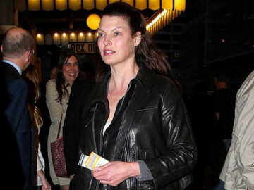 Siêu mẫu đắt giá nhất hành tinh vực dậy sau khủng hoảng “tiền mất tật mang” vì phẫu thuật thẩm mỹ