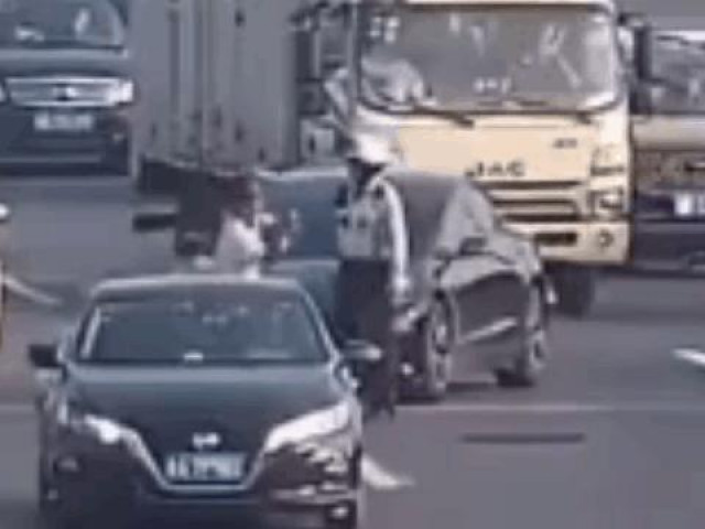 Clip Eva - Đập ô tô rồi tấn công cảnh sát, gã đàn ông nhận kết đắng