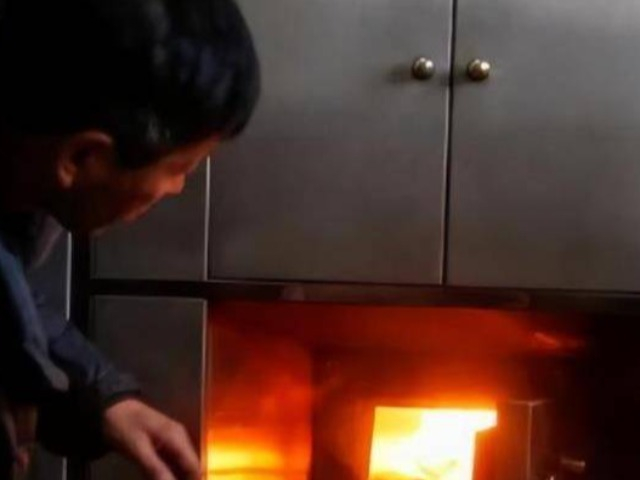 Sống dậy ngay lúc bị đưa vào lò hỏa táng, cuộc đời cô gái thay đổi kỳ diệu không ai ngờ