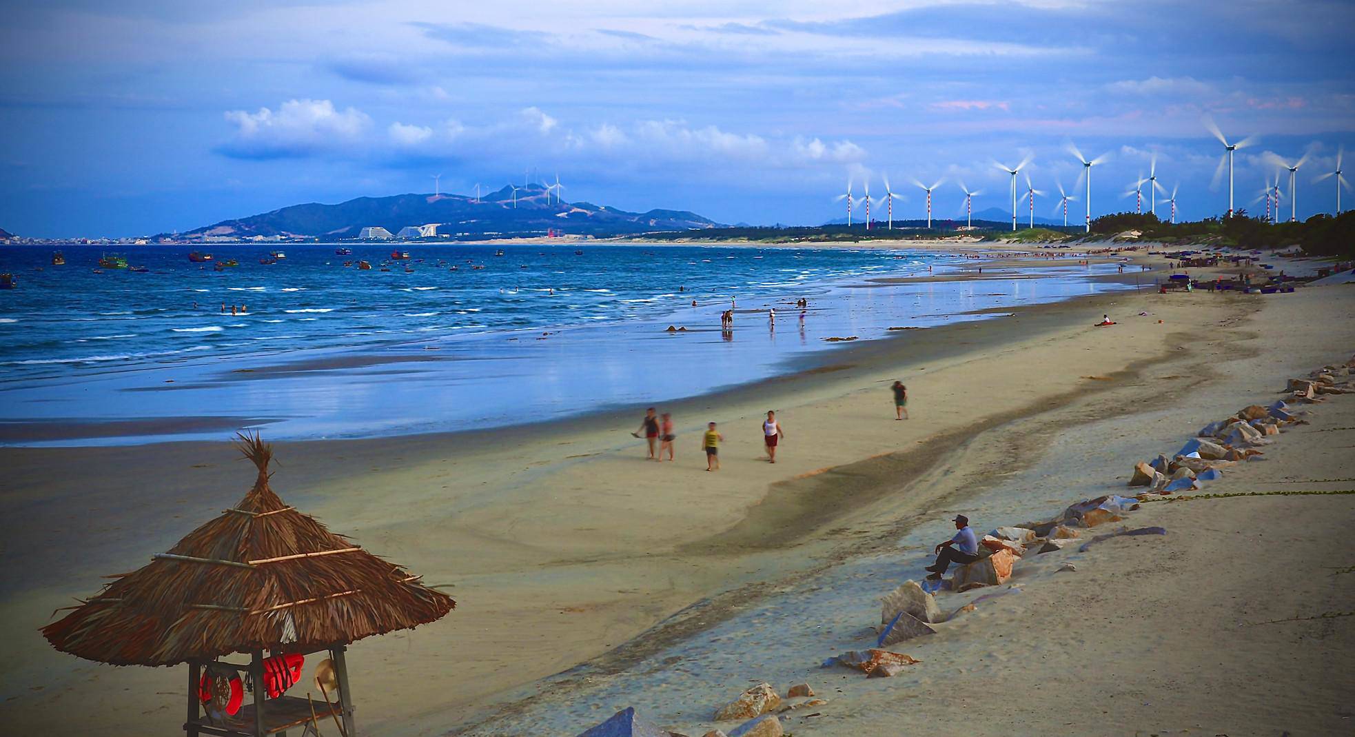 Bãi biển Cát Tiến - Quy Nhơn ẩn chứa một sức hút quyến rũ, đặc sắc của khung cảnh thiên nhiên được tạo nên bởi ba mặt núi, một mặt biển xanh ngắt mênh mông cùng cánh đồng điện gió xa xa cho du khách cảm giác như cảnh bên trời Tây.