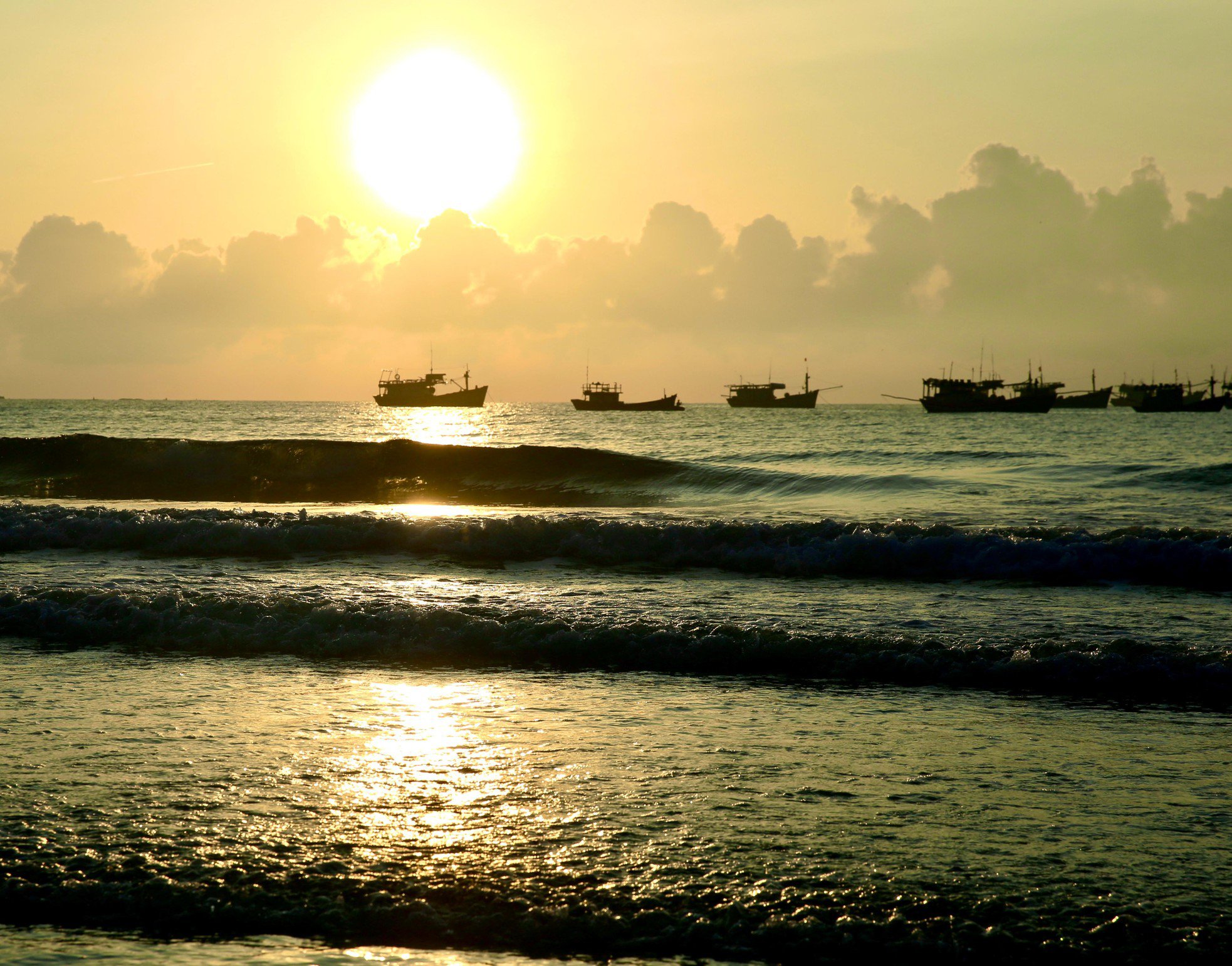 Bãi biển Cát Tiến đang được quy hoạch trở thành khu du lịch Quốc gia. Với nhiều loài động vật dưới biển vô cùng phong phú, tiếng sóng biển bình lặng nhẹ nhàng khiến bạn cảm thấy thật thư thái và thoải mái khi tới đây. img src/upload/3-2022/images/2022-07-26/1658844665-a49edd839cd159ef8556b8c2ae9a11a5.jpg width660 /