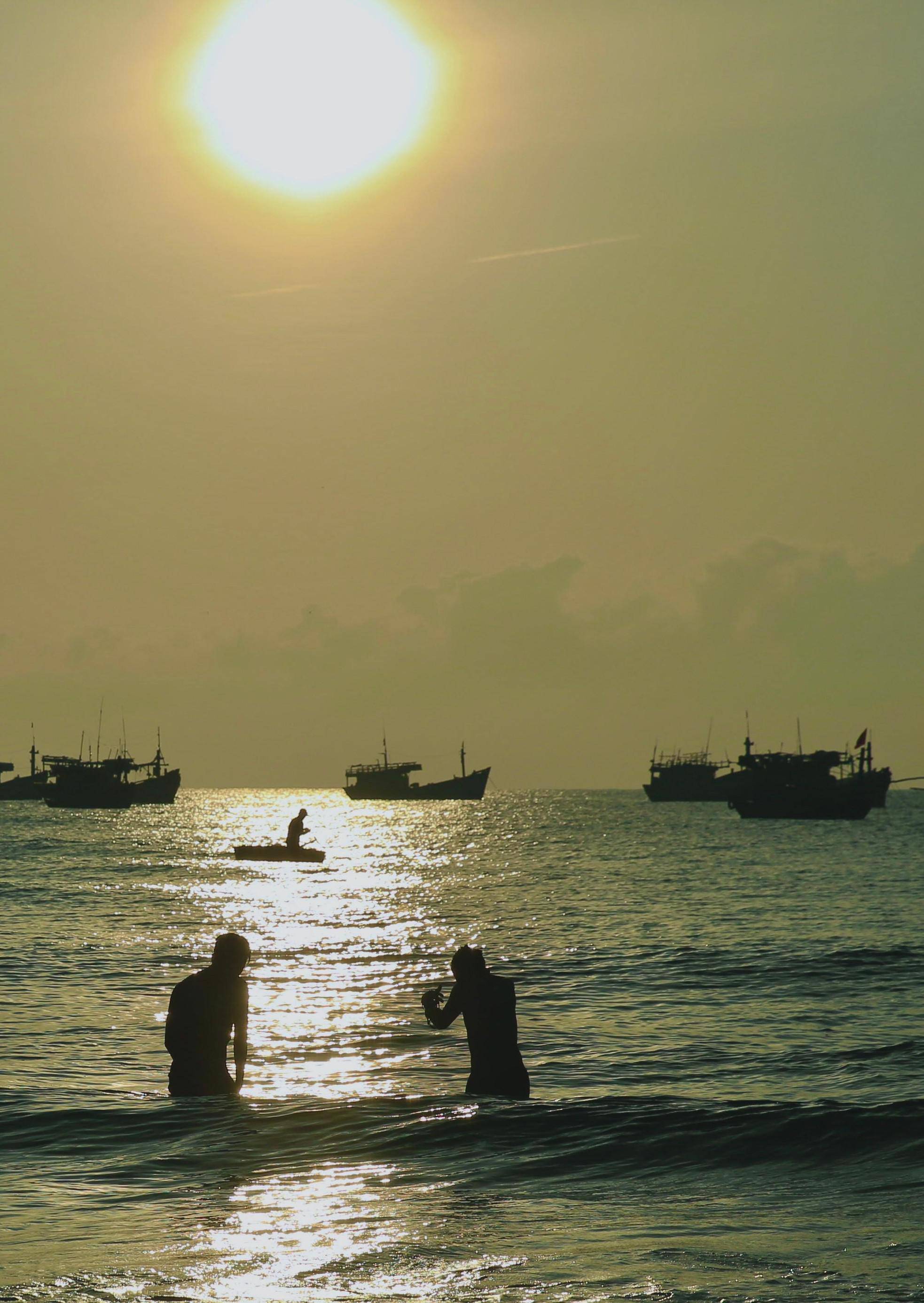 Buổi sáng thức dậy, ngắm bình minh ngay trước mắt, một vùng biển êm đềm xanh biếc dường như chỉ của riêng mình. img src/upload/3-2022/images/2022-07-26/1658844667-7b51e35fe6993b47978f5fba69ab65e5.jpg width660 /