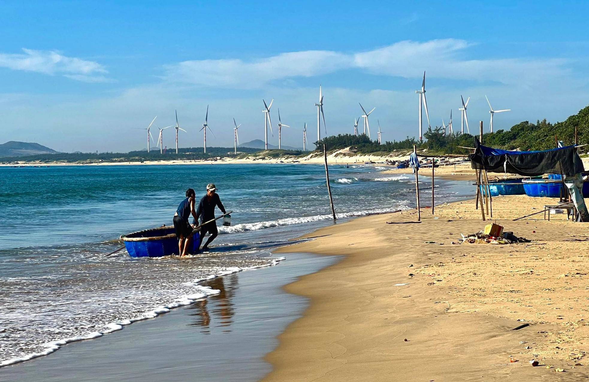 Ngỡ ngàng vẻ đẹp mê hoặc của cánh đồng điện gió trên biển Quy Nhơn - 6