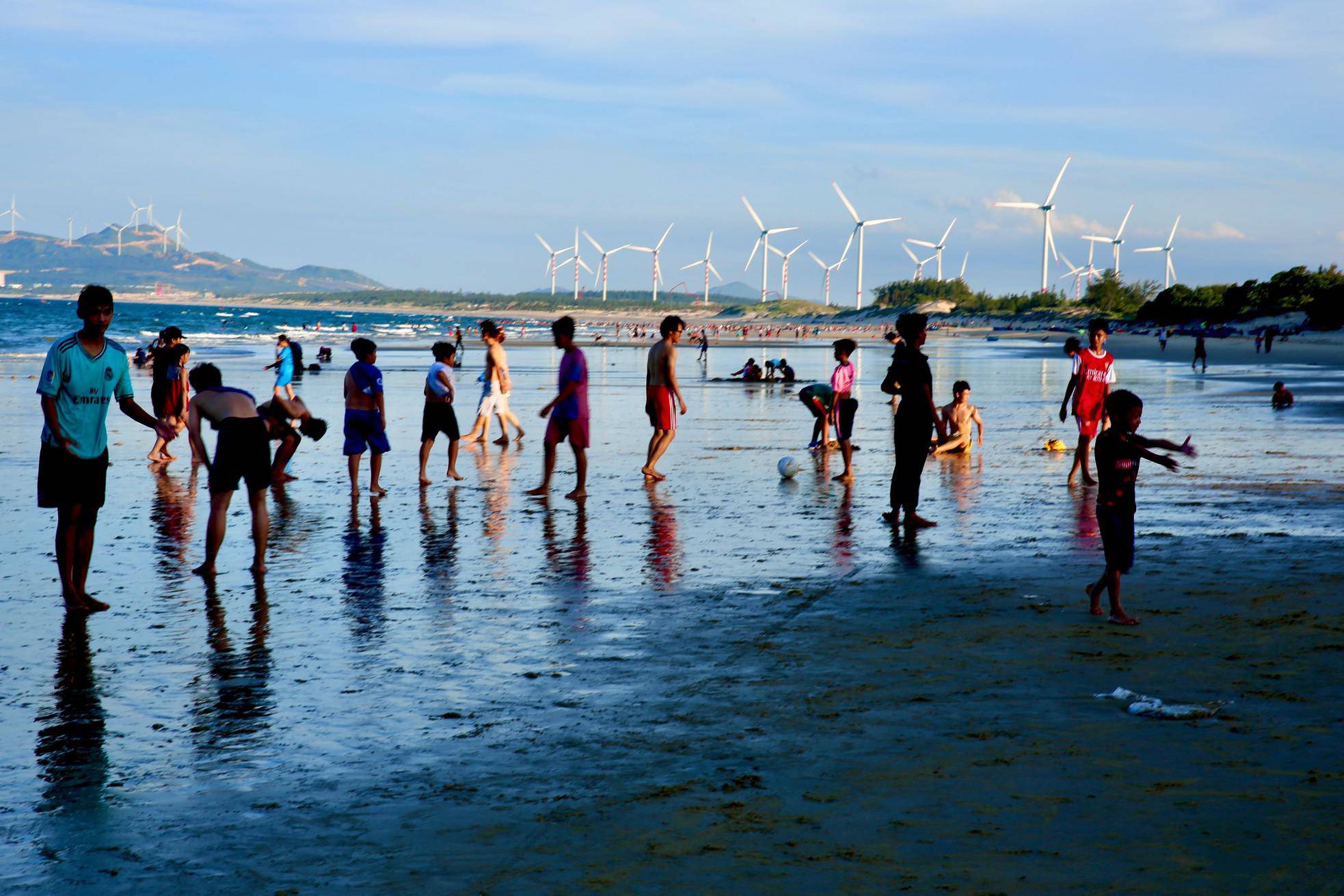 Dù khu vực điện gió Phương Mai không phục vụ du lịch nhưng nhiều bạn trẻ vẫn đến đây đứng chụp ảnh từ xa, mong có được tấm hình đẹp như ở trời Tây. img src/upload/3-2022/images/2022-07-26/1658844667-123fc44c58ae13b066703000f75bcba7.jpg width660 /
