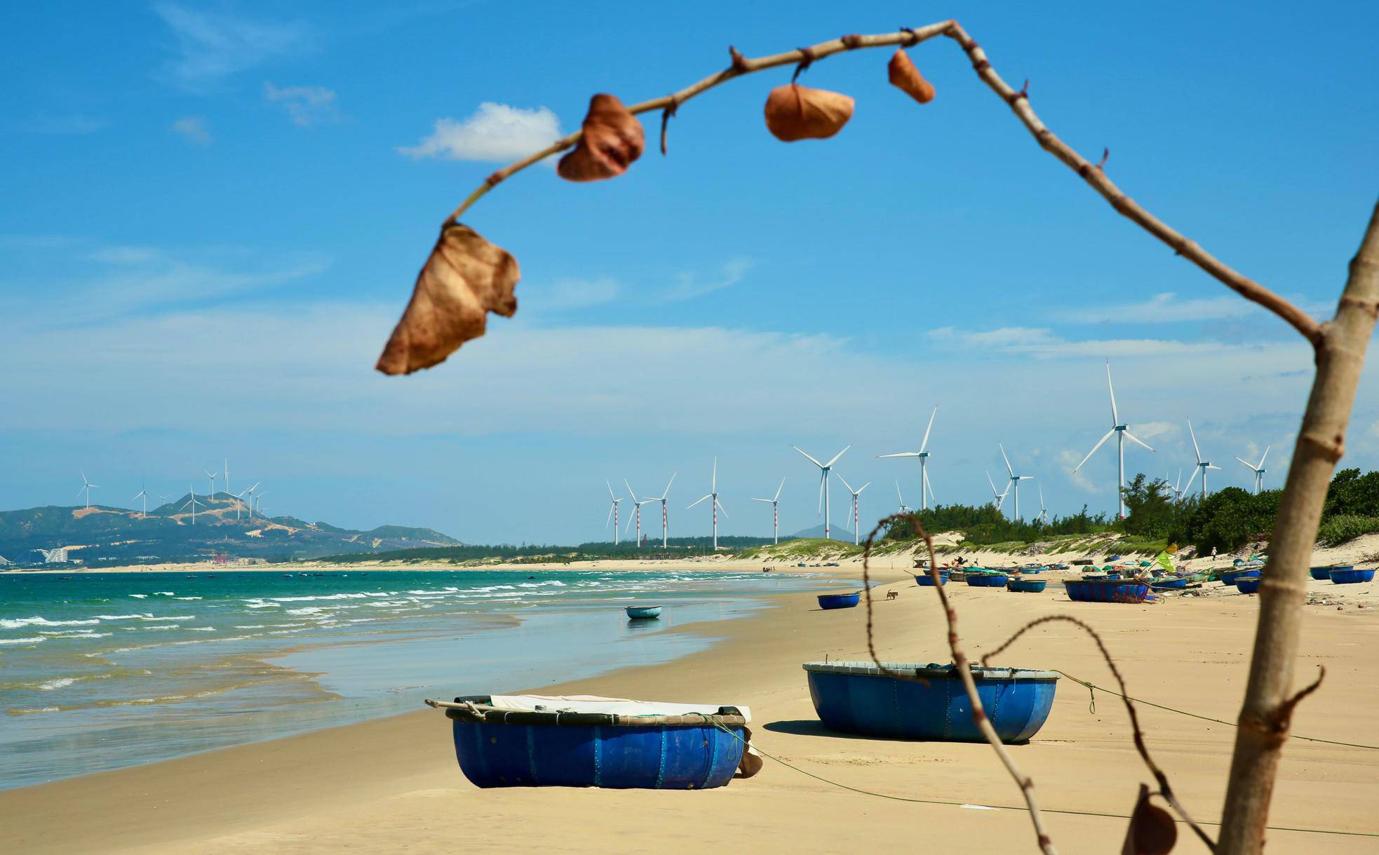 Cánh đồng điện gió chỉ cách thành phố Quy Nhơn khoảng 30km theo tuyến Quốc lộ 19B hướng về xã Cát Tiến, huyện Phù Cát. Từ Quy Nhơn, đi qua cầu Thị Nại có thể thấy thấp thoáng các trụ quạt gió khổng lồ từ xa, qua hết cầu đến ngã 3 rẽ trái rồi đi thẳng theo Quốc lộ 19B. img src/upload/3-2022/images/2022-07-26/1658844668-3d82cf7d419f10c5bd90e5845340558e.jpg width660 /