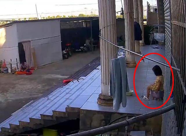 Chuẩn bị ly hôn nên nhờ mẹ chồng trông cháu, người phụ nữ tan nát cõi lòng khi xem camera - 1