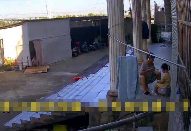 Chuẩn bị ly hôn nên nhờ mẹ chồng trông cháu, người phụ nữ tan nát cõi lòng khi xem camera - 3