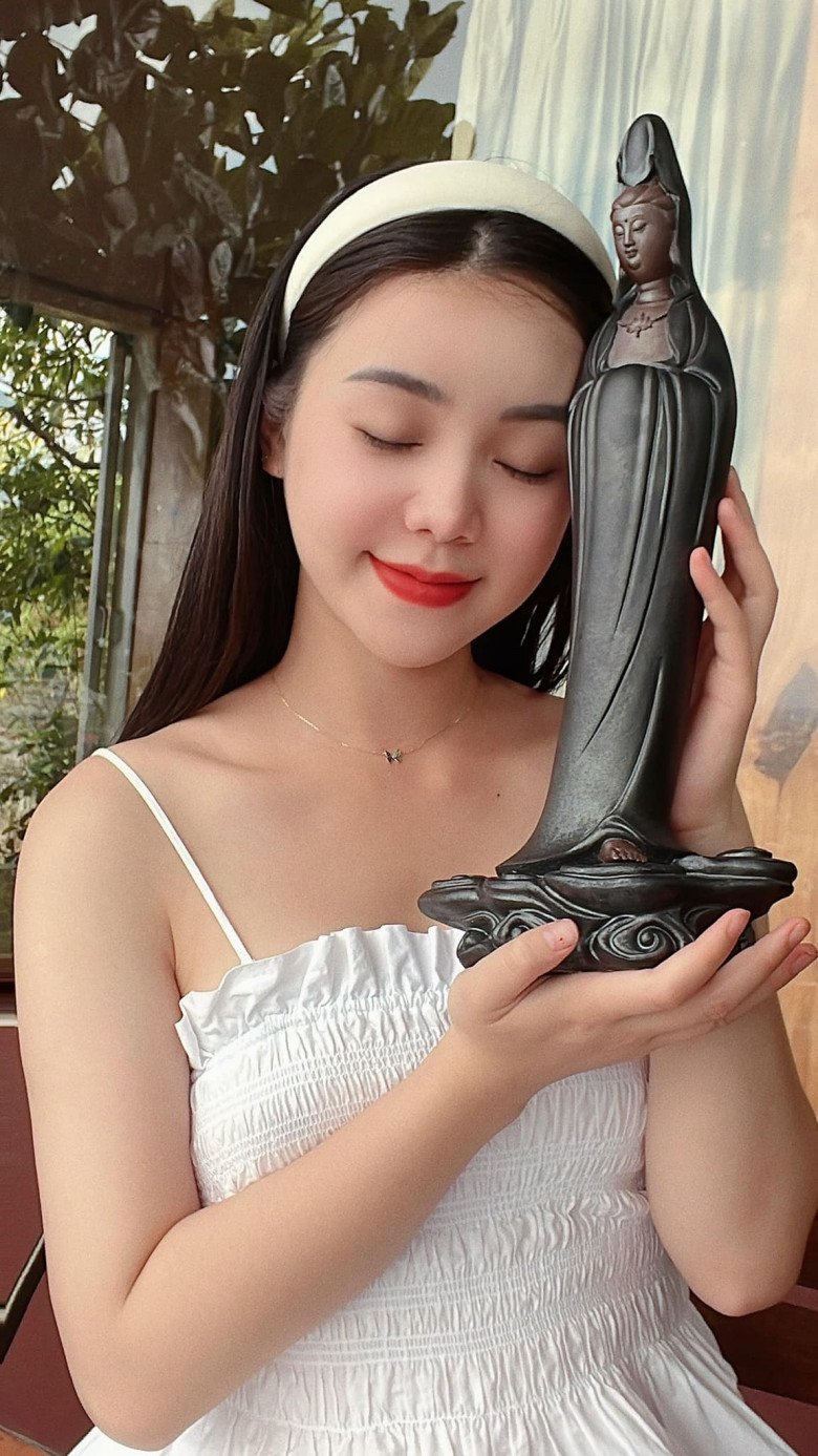 Tấm hình trang điểm kiểu ngày thường được nữ diễn viên đăng tải có thể thấy sống mũi vẫn cao nhưng kém mảnh mai, đầu mũi dày hơn.