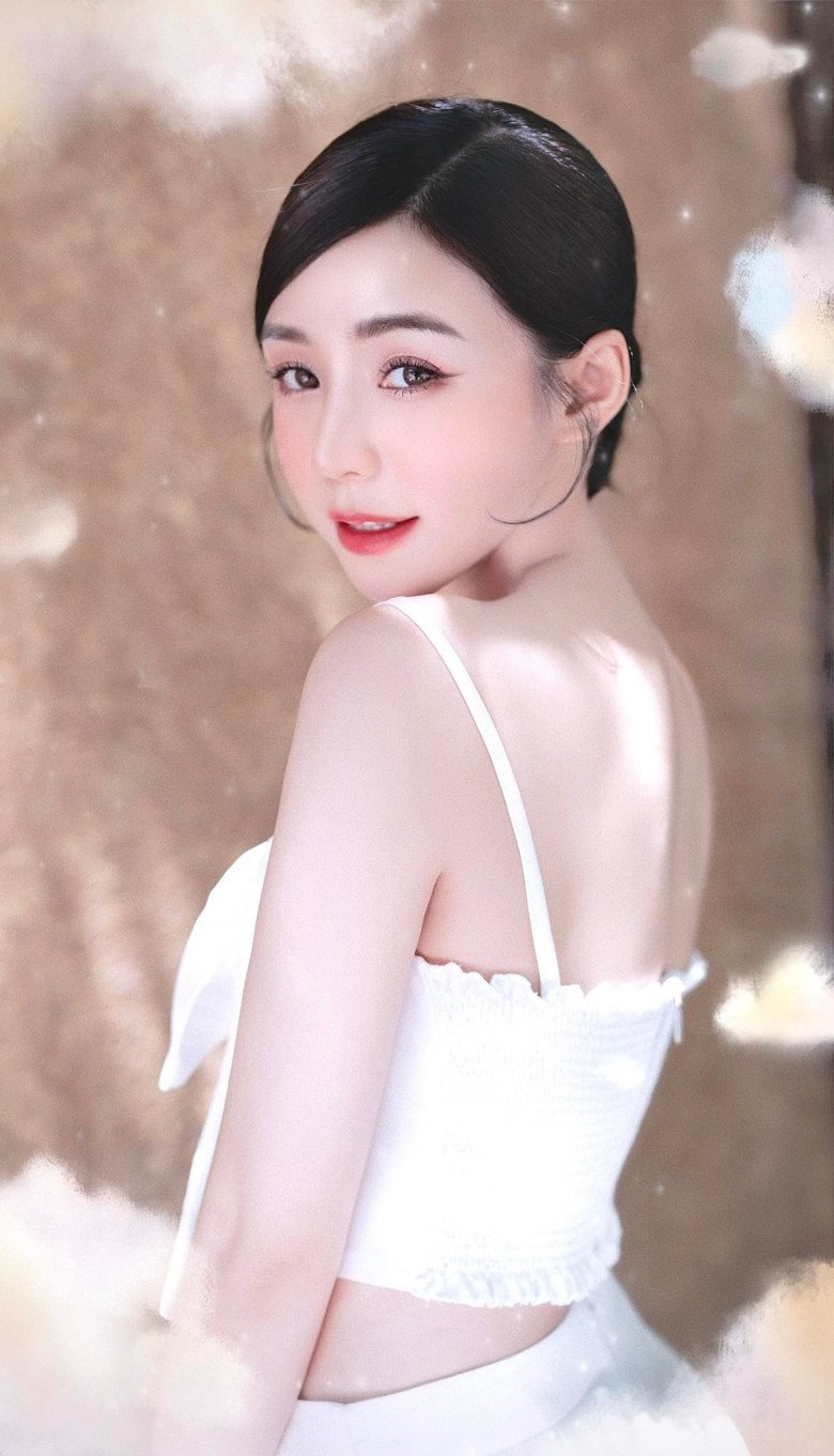 Khen Quỳnh Kool xinh có lẽ là điều quá bình thường. Tuy nhiên, ở góc chụp nghiêng này, nhan sắc cô nàng có đôi chút lạ lẫm.