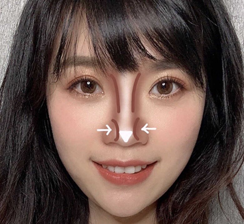 Mũi tẹt là dáng mũi có sống mũi thấp, đầu mũi to và hai lỗ mũi bè ra. Đây là kiểu dáng mũi rất phổ biến ở Việt Nam. Có thể khắc phục dáng mũi này này bằng cách trang điểm giúp sống mũi trông cao lên và đầu mũi trông gọn hơn.