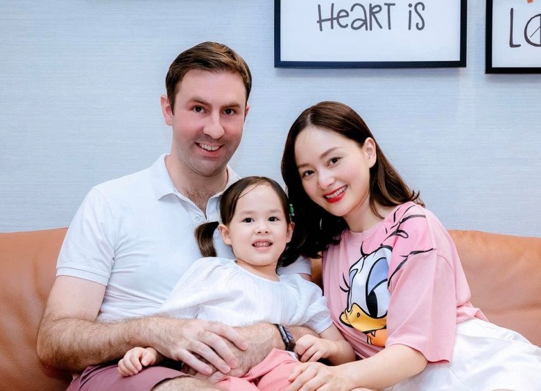 Lan Phương hạnh phúc bên ông xã ngoại quốc và con gái lai Tây.