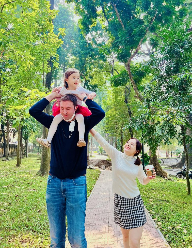 Lan Phương thông thạo 4 ngoại ngữ lấy chồng Tây 2m, con gái hưởng gen trội: 4 tuổi đọc sách vanh vách, cao vượt trội - 10