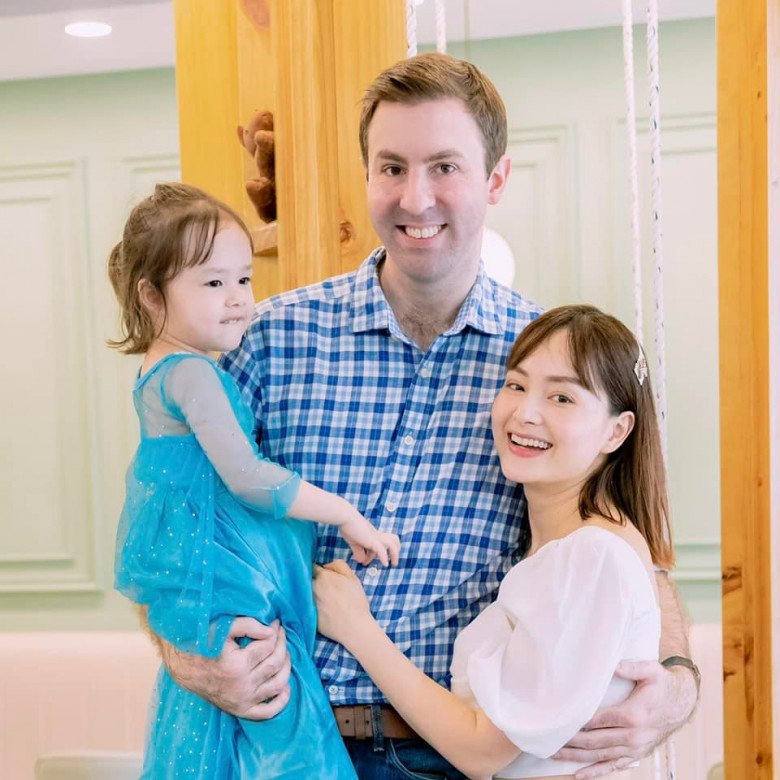 Lan Phương thông thạo 4 ngoại ngữ lấy chồng Tây 2m, con gái hưởng gen trội: 4 tuổi đọc sách vanh vách, cao vượt trội - 9