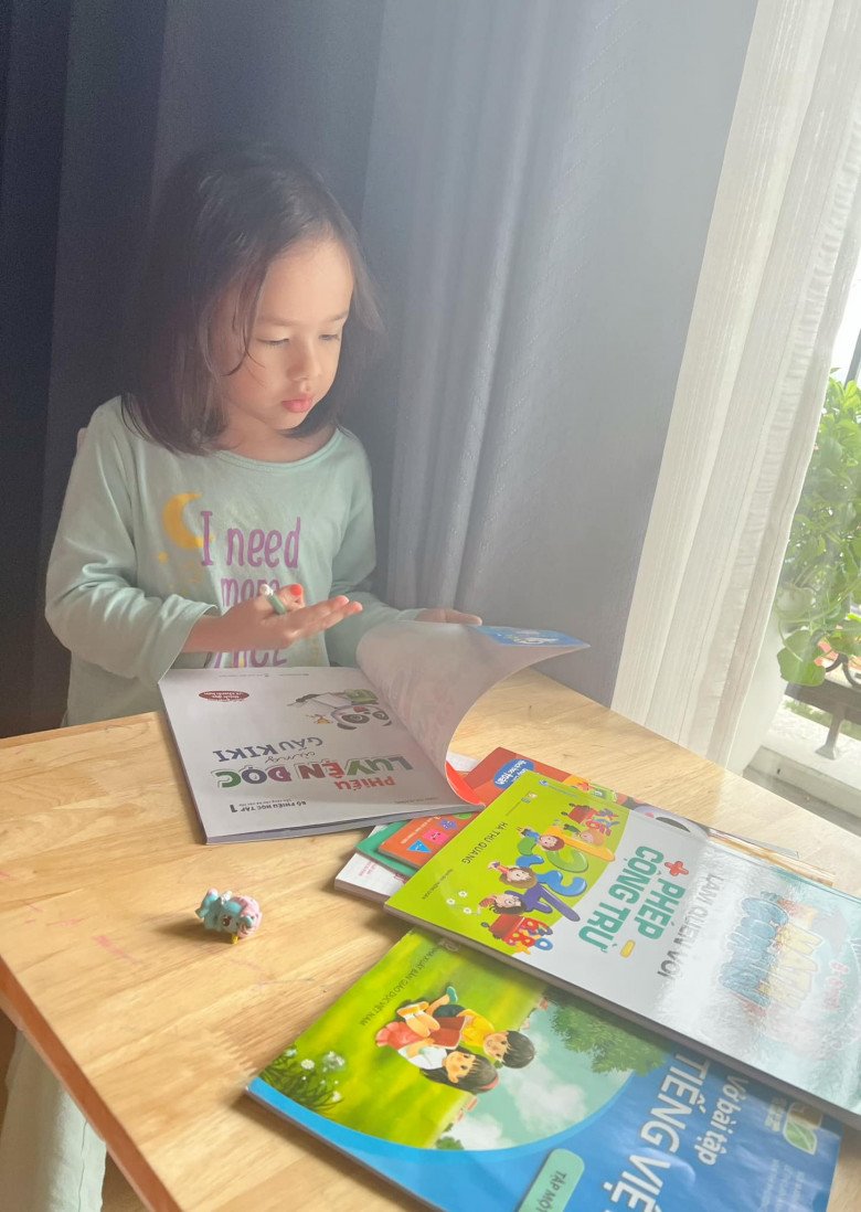 Lan Phương thông thạo 4 ngoại ngữ lấy chồng Tây 2m, con gái hưởng gen trội: 4 tuổi đọc sách vanh vách, cao vượt trội - 3