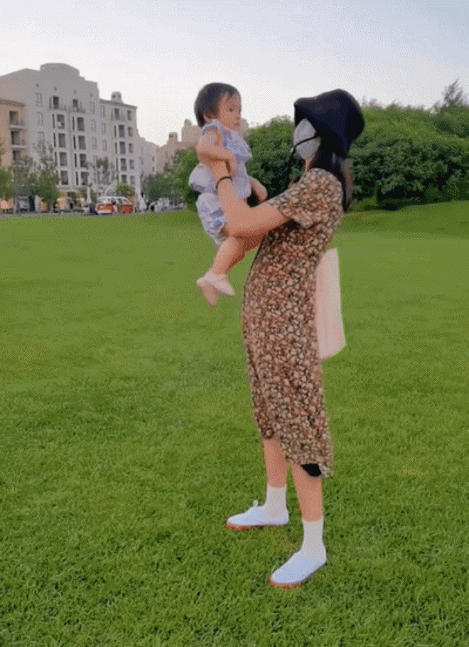 Nàng hậu vô tình tiết lộ diện mạo con gái thứ 2: Mắt to tròn, hưởng gen cực phẩm từ bố mẹ - 2