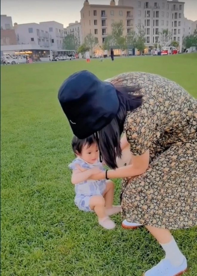 Trương Tử Lâm lần đầu khoe diện mạo con gái thứ 2.