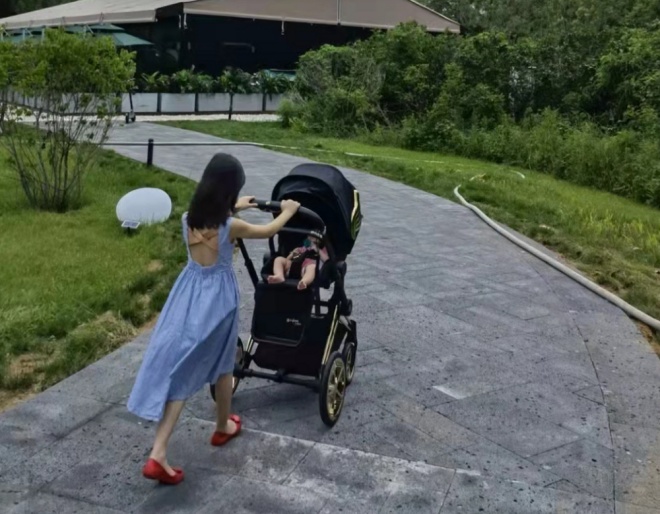 Cặp đôi hiện đang có 2 tiểu công chúa.