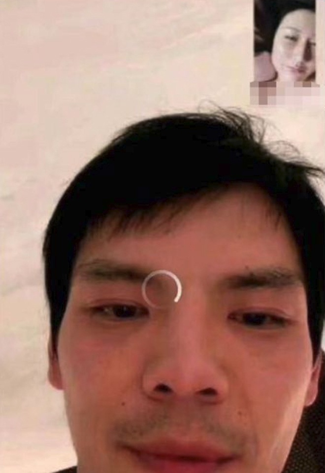 Hướng Tả gạ gẫm một cô gái lạ.