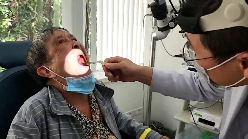 Bác sĩ Võ Công Minh khám khối u xương khẩu cái cho bà Mạnh