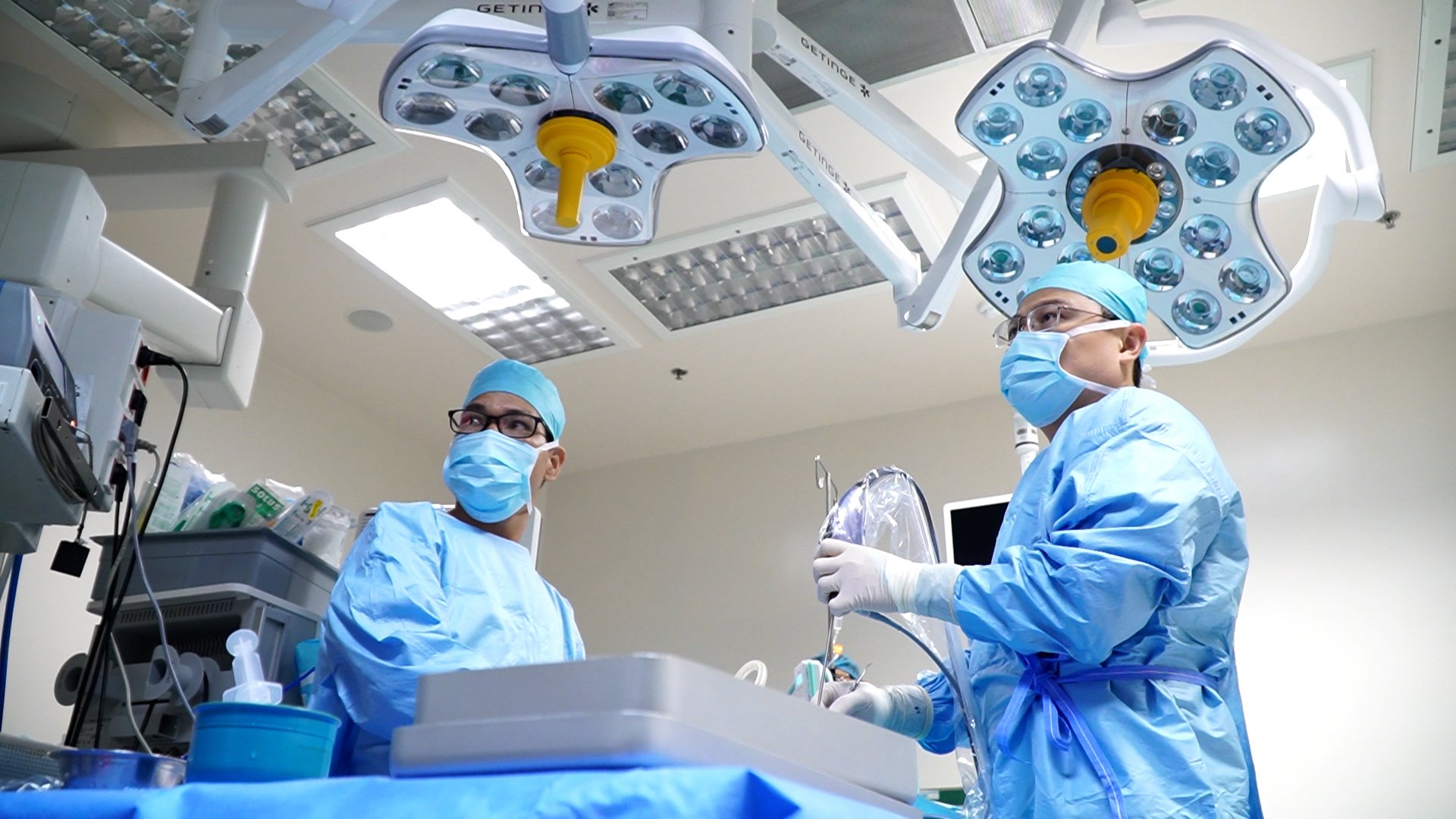 Bác sĩ Võ Công Minh (phải) cùng ekip thực hiện ca mổ