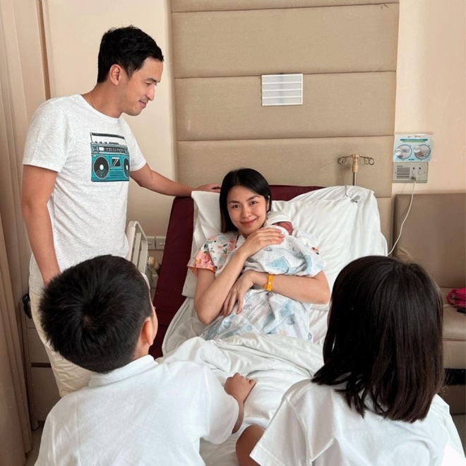 Giờ đây, ngọc nữ đã trở lại đầy xinh đẹp và khí chất, có sức khỏe để chăm sóc cho gia đình nhỏ.
