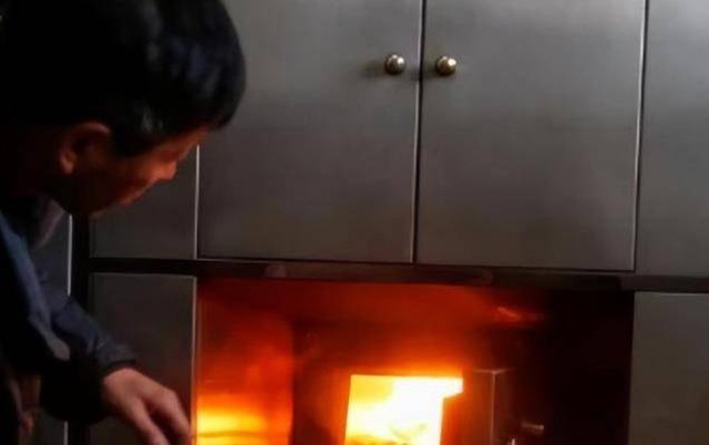 Sống dậy ngay lúc bị đưa vào lò hỏa táng, cuộc đời cô gái thay đổi kỳ diệu không ai ngờ - 2