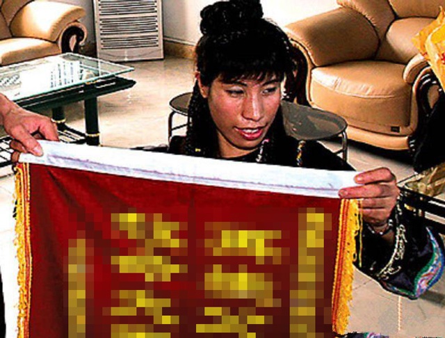 Sống dậy ngay lúc bị đưa vào lò hỏa táng, cuộc đời cô gái thay đổi kỳ diệu không ai ngờ - 1