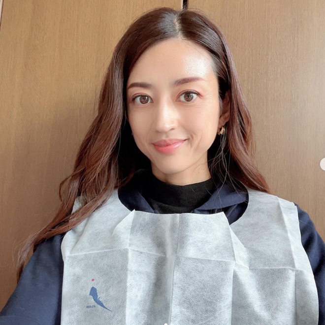 Vì hơi gầy gò nên trông đôi mắt cô càng lớn.