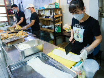 Loạt quán phở ở Hà Nội xin tăng giá 5.000 đồng/bát vì gồng hết nổi