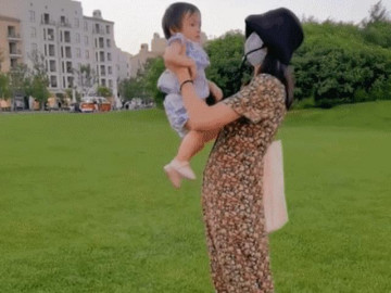 Nàng hậu vô tình tiết lộ diện mạo con gái thứ 2: Mắt to tròn, hưởng gen cực phẩm từ bố mẹ